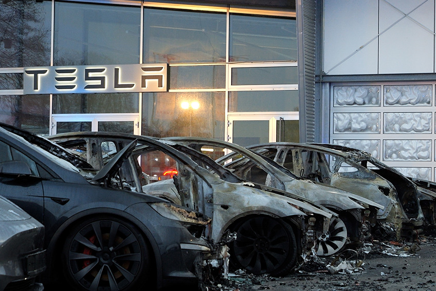 Aurillac Auto Expertise - Aurillac - Trois minutes pour éteindre une Tesla en feu, la solution miracle viendrait du Nevada